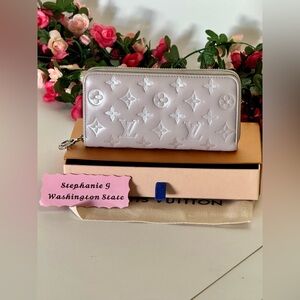 Louis Vuitton RARE Coussin Zippy Wallet Lambskin 🩶🤍